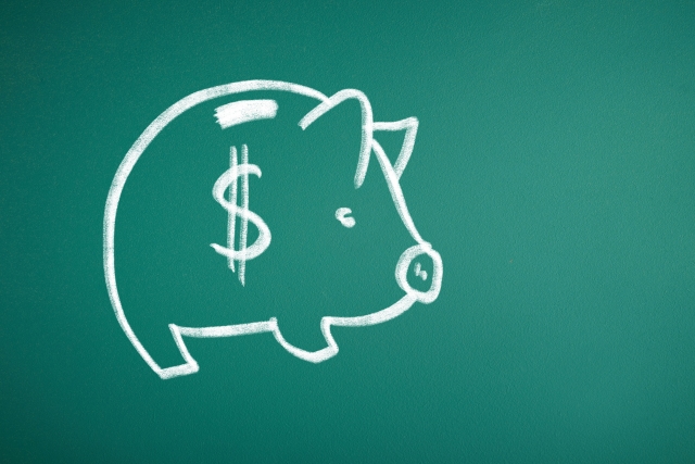 ホワイトボードに描かれた豚の貯金箱